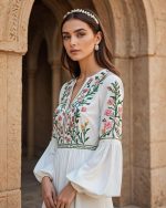 جلابية مطرّزة بأكمام واسعة